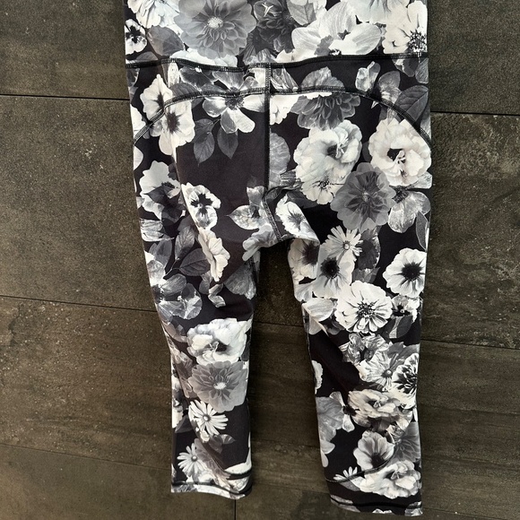OLD NAVY GRAY Floral Cropped Yoga Leggings Size M - Picture 8 of 8